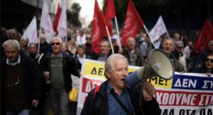 Модный дом Coperni представил сумку с живой плесенью внутри