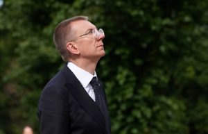 После разрушительного шторма жителей Латвии просят оставаться дома: опасность еще не миновала