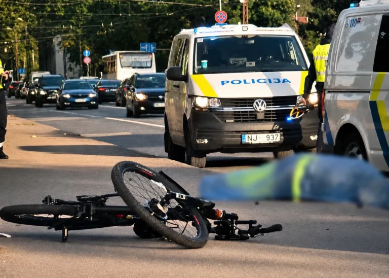 В Риге велосипедист погиб после столкновения с автобусом у моста