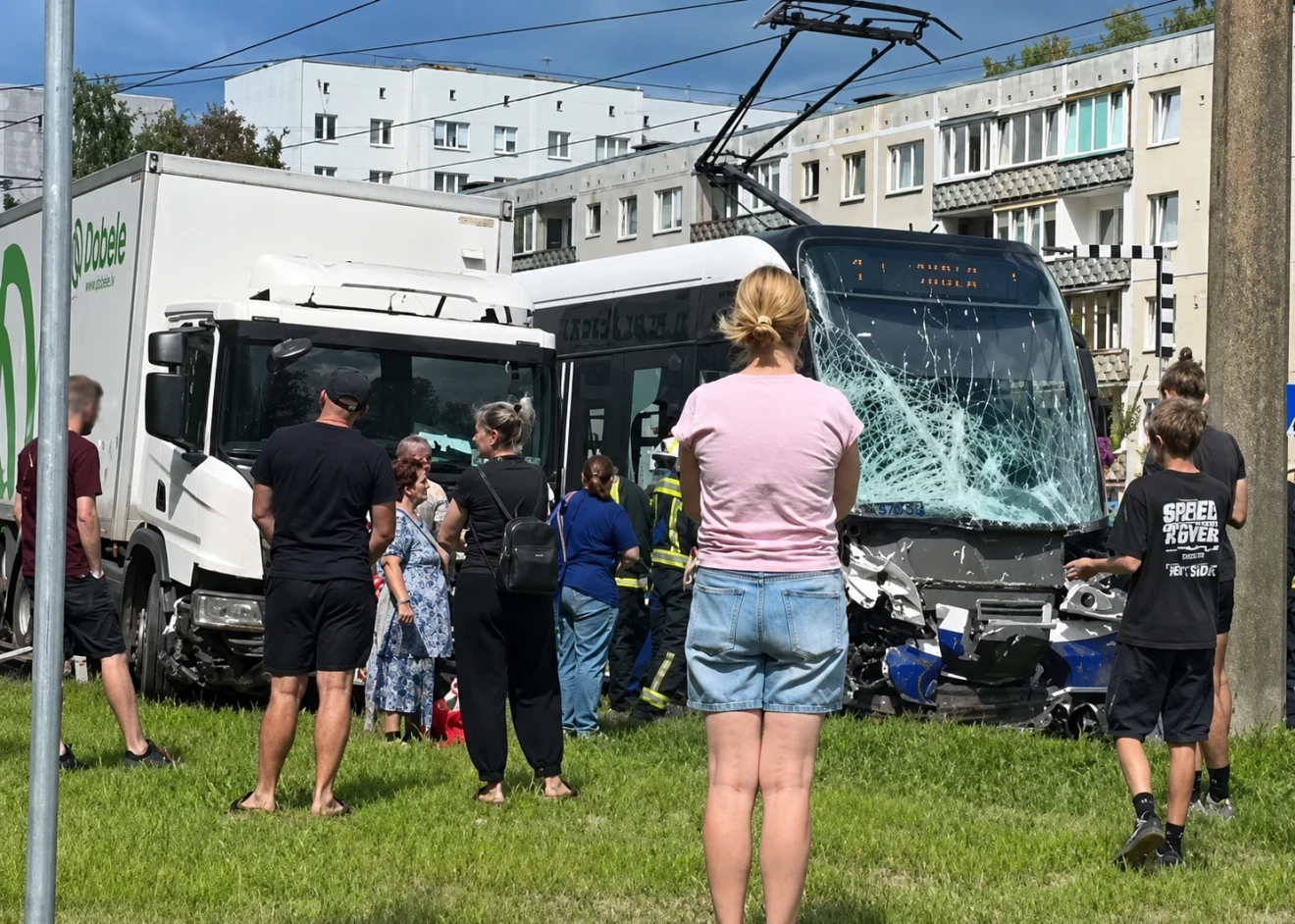 В Иманте трамвай столкнулся с грузовиком, движение на маршруте №1 оказалось нарушено