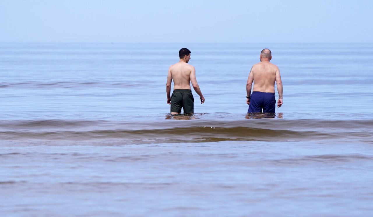 Под занавес лета: температура воды на пляжах Риги от 16 до 18 °C