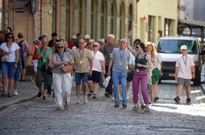 Купание в Даугаве под запретом: после бури в воде обнаружили опасное загрязнение