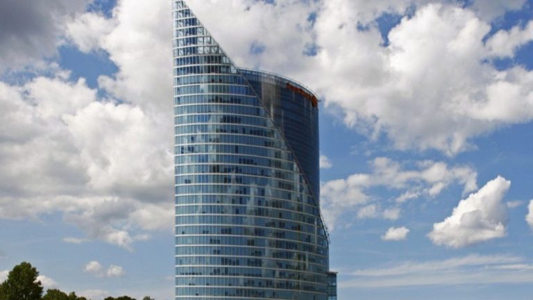 Что будет с кредитами пропавших в Непале латвийцев: Swedbank замораживает ипотечные платежи на год