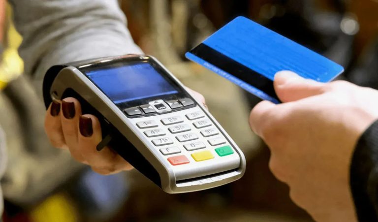 В Латвии можно будет платить картой без интернета: где уже работает новая система