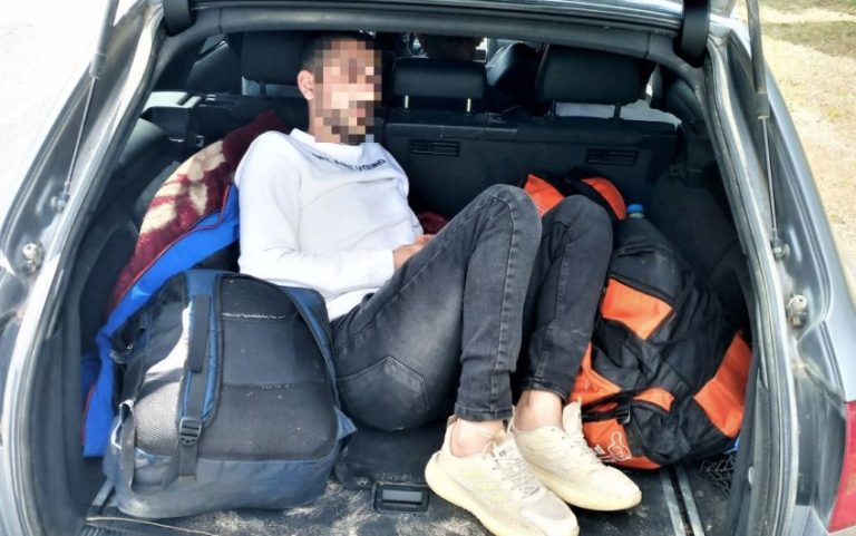 Латвия усилила выдворение иностранцев, но Домбрава требует исполнять решения быстрее