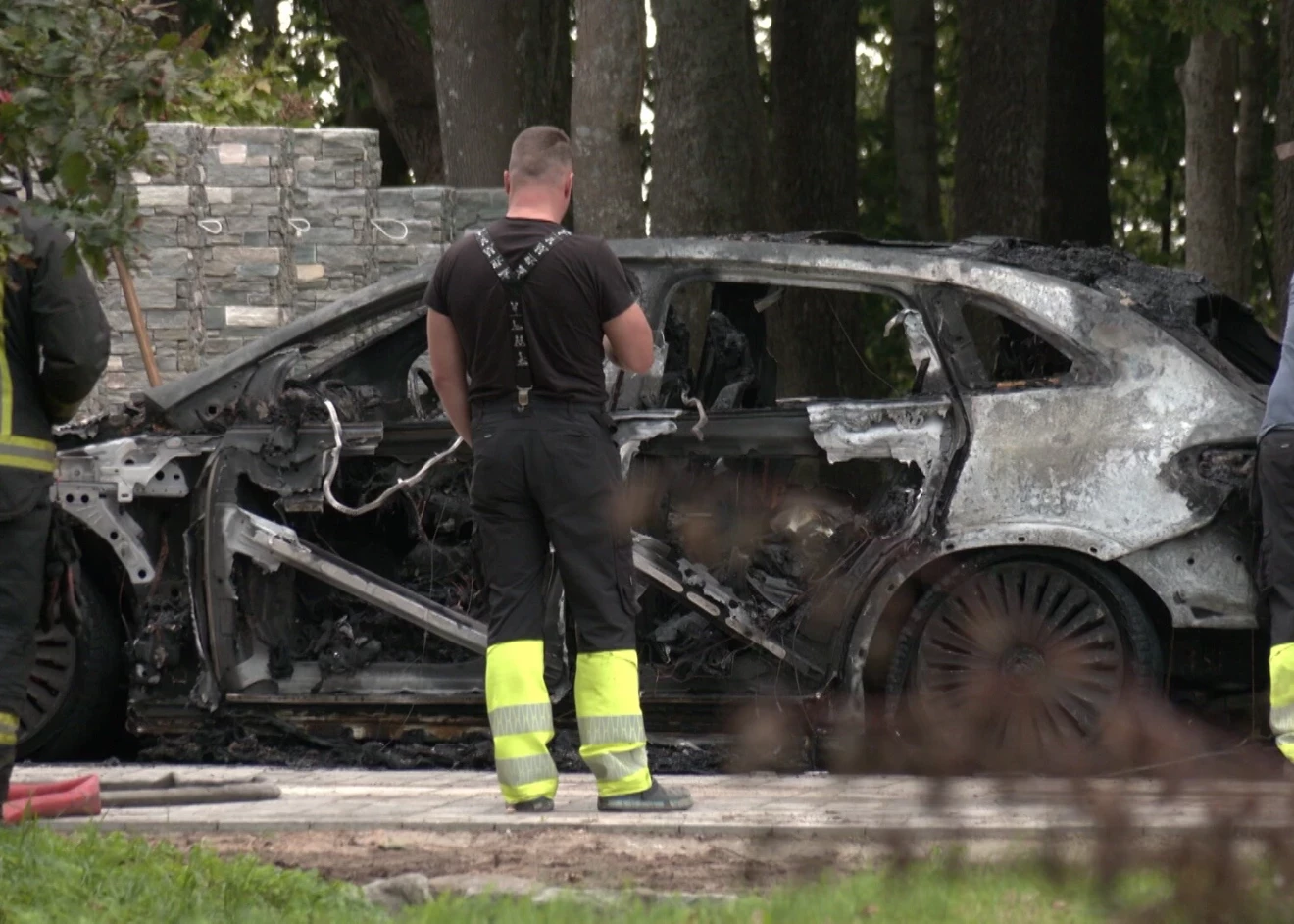 «Раздался ужасный взрыв»: пожар уничтожил Mercedes в гараже частного дома
