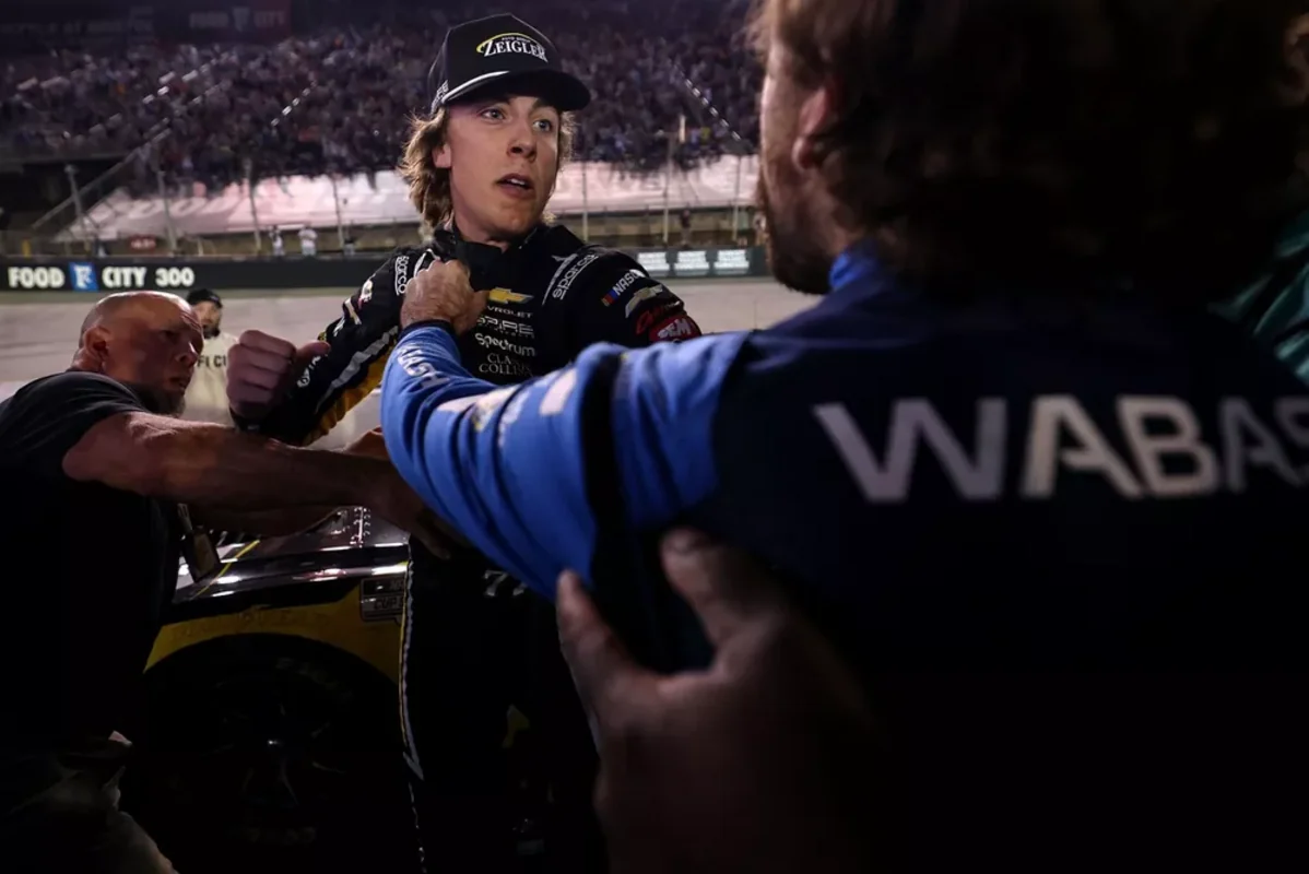 Гонка закончилась кулаками: пилоты NASCAR устроили драку после аварии на трассе