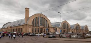 «Помните такие цены в Латвии?» Старый буклет из 90-х вызвал споры в соцсетях