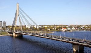76% работников Латвии занимаются личными делами на работе: что они успевают сделать