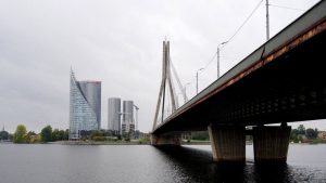 Бабье лето отступает: Латвию ждут дожди, грозы и похолодание