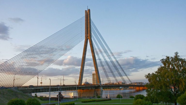В Сейме призывают открыть временный мост через Даугаву до закрытия Вантового моста