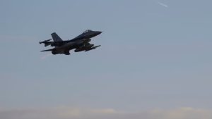 400 метров над бездной без страховки: француженка прошла между гигантскими терриконами - ВИДЕО