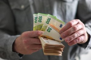 В Латвии введут налог 10% для небольших заработков: кто сможет воспользоваться новым порядком