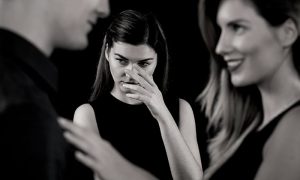 5 свежих фильмов, которые уже можно посмотреть дома: от молодого Бурдена до динозавров за окном