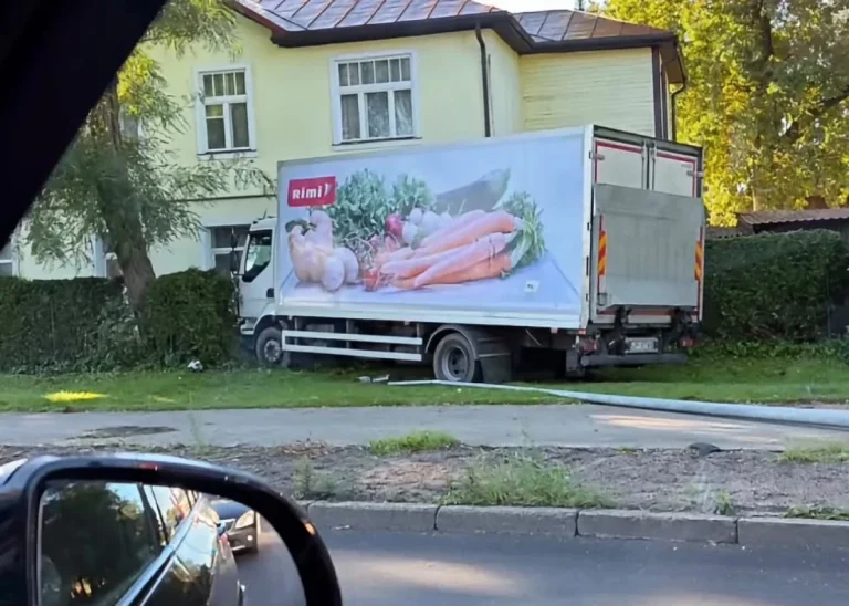 В Риге грузовик Rimi оказался в заборе, а у водителя не было прав