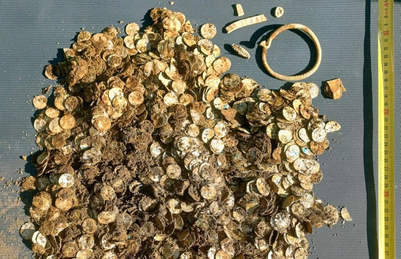 Любитель с металлоискателем обнаружил в Финляндии клад серебра эпохи викингов: около 4,5 кг монет