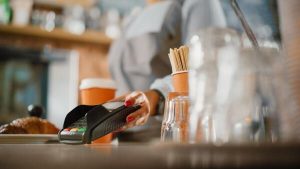 ПВС просит жителей Латвии сообщать о мертвых воронах, сороках и сойках