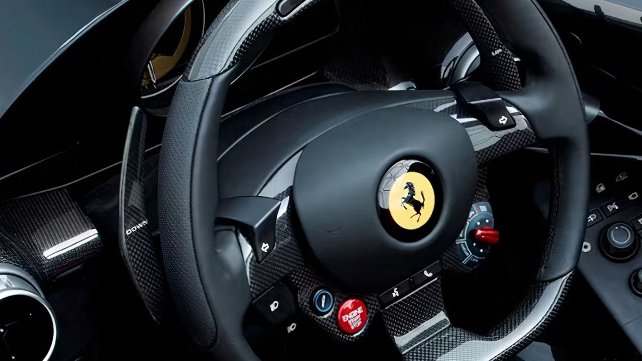 Ferrari запатентовала суперкар с двумя рулями: управлять машиной можно с любого кресла