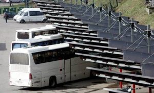 «Автомобиль снова выигрывает»: рижане объяснили, почему не пересаживаются на общественный транспорт