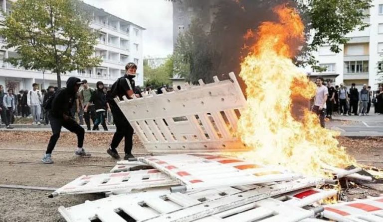 Протесты школьников во Франции переросли в беспорядки: горят здания, сотни задержанных