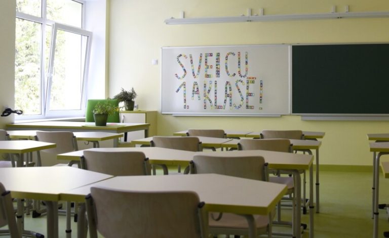 Учитель с 20-летним стажем проработал в школе два дня и попал под проверку полиции