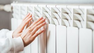 Сильный ветер и повреждение электросети оставили часть Риги без света