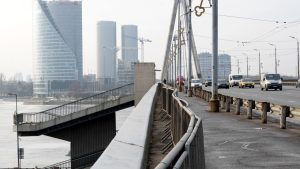 В Лиепае спасатели выбили окно, чтобы попасть в квартиру к плачущему малышу и его пьяной маме