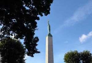 Во вторник Латвию накрыли облака и туман: местами дождь, но днем выглянет солнце