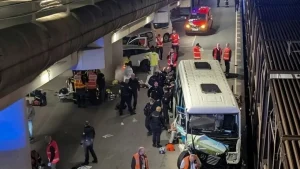 В Нарве ученик вытер обувь о флаг Эстонии: суд назначил условный срок и штраф