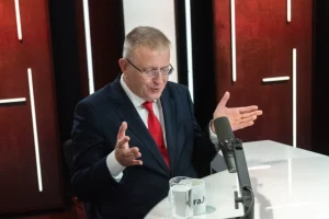 Пассажиры застряли в длинных очередях в аэропорту Риги, несколько рейсов задержали
