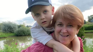 «Зеленая лампа»: маме троих детей нужна помощь для лечения 6-летнего сына