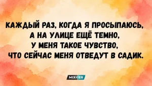 Яичный суп получится лёгкими хлопьями: вливаю яйца тонкой струйкой и не спешу мешать