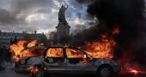 Под Парижем мужчина стрелял по прохожим из автомобиля: один погиб, среди раненых - 12-летняя девочка, получившая восемь пуль