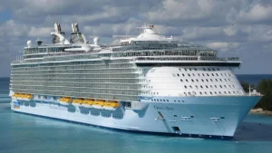 В Вильнюсе установили памятник заблудившейся перчатке: необычный арт-объект вызвал споры