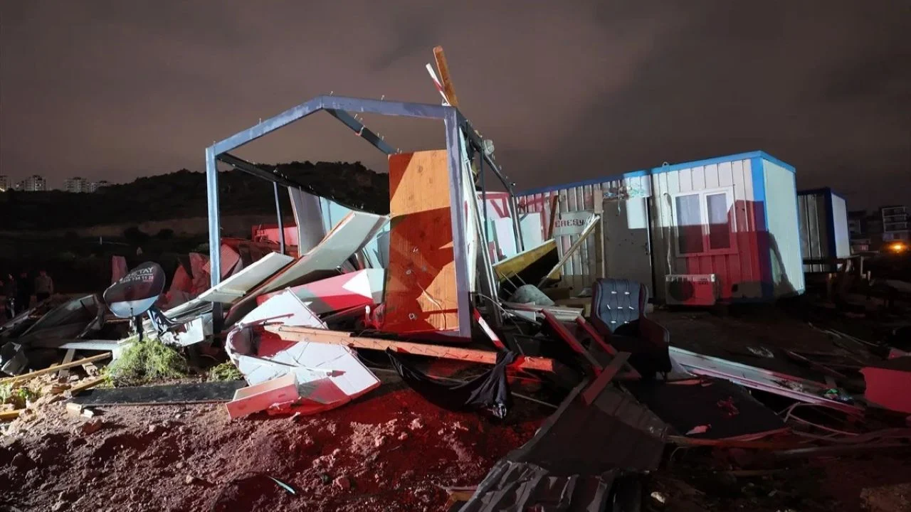 В Анталье торнадо разрушил строительный городок и повалил башенный кран: четверо погибших