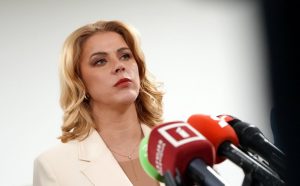 Барсук-хулиган из Айзпуте не унимается: после драки с ежом в подъезде он бросил вызов сторожевым псам