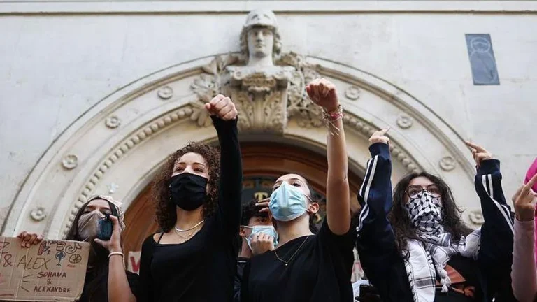 Во Франции учителя поддержали протесты лицеистов: чего требуют участники