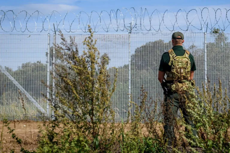 Вооруженные люди угрожали латвийским военным во время попытки прорыва границы