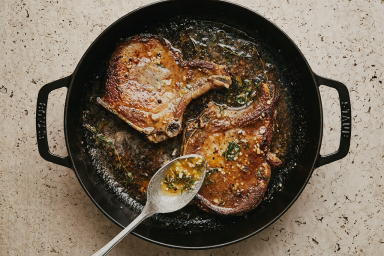 Чесночно-сливочные свиные отбивные: простой рецепт для будней и особых случаев