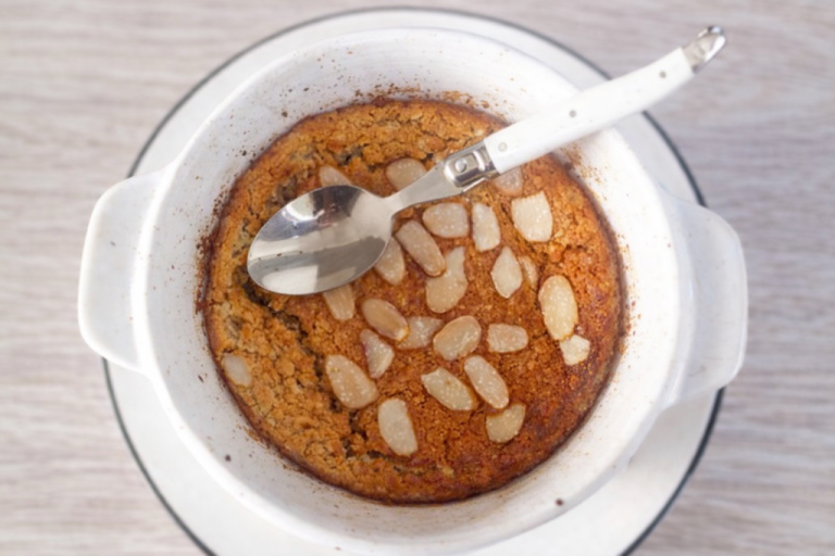 Овсянка по рецепту миндального круассана: сытный завтрак за 20 минут