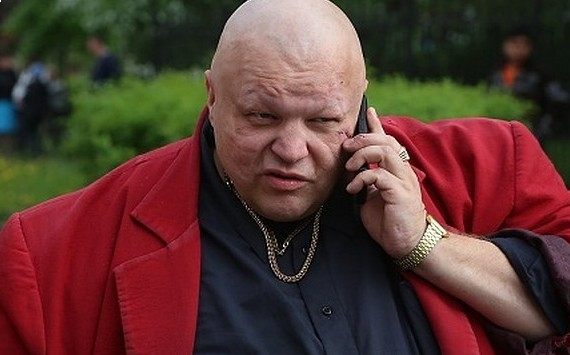 От символа власти до модного провала: история малинового пиджака